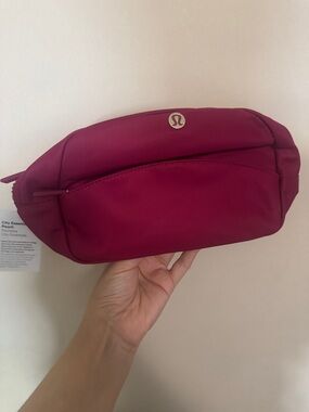lululemon athletica City Essentials Pouch - Berry Rumble brand new